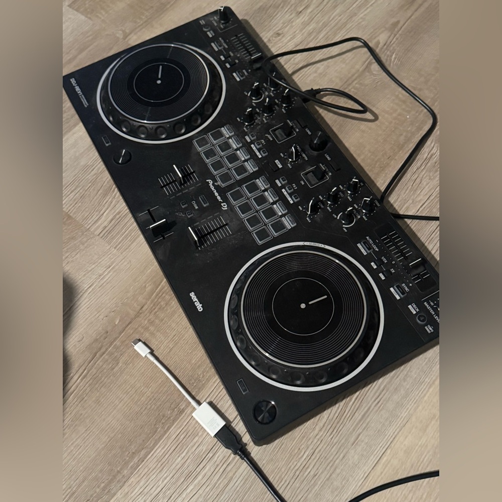 Pioneer DJ DDJ-REV1 serato performance DJ controller NEVER USED - Picture 2 of 2